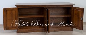 Credenza stile arte povera costruita artigianalmente in legno massello di noce con 4 porte